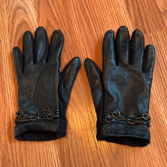 Isotoner leather gloves, ladies, doesn’t say the size sadly - Picture 1 of 4